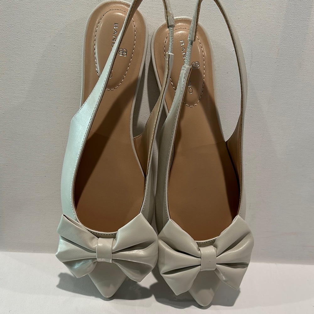 NWT Ladies Bandolino Bow Flats with Sling Backs with 1/2” heels.